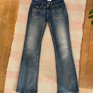 Lowwaist jeans - Väldigt fina! Sitter bra på mig som är 172!