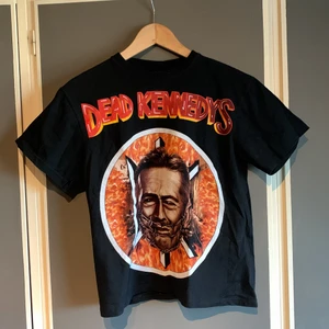 T-shirt  - Dead Kennedy tröja i storlek S!! Skriv om fler frågor 