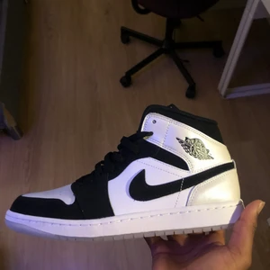 Jordan 1 mid diamond shorts - Helt nya Jordan 1 mid diamond shorts som köptes på Nike. Kvittot finns kvar. Meetup I Stockholm funkar. STORLEK 41