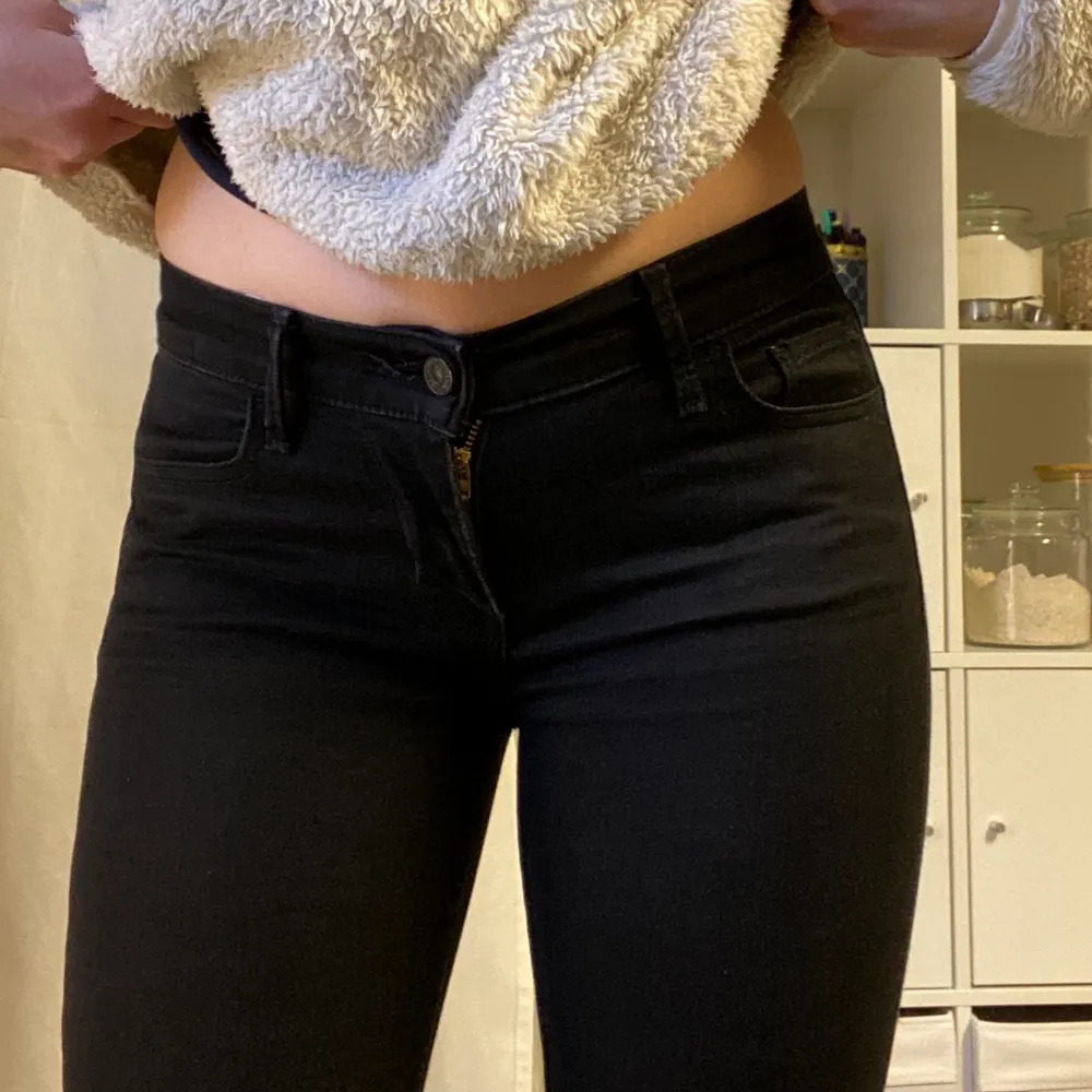 Svarta thighta jeans. Modell: super skinny. Storlek: 26 (passar xs-s). Jeans & Byxor.
