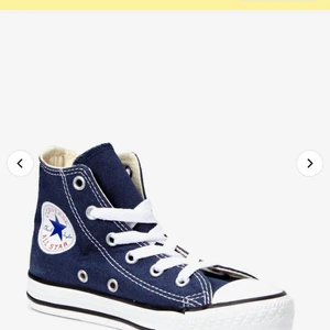 Converse - Mörkblåa converse som är använda några få gånger 