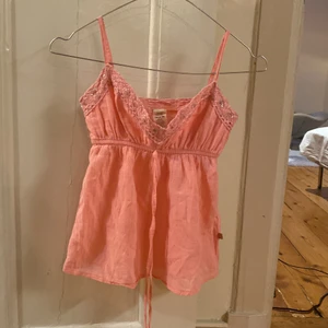 SÅ SÖT yk2 topp😍😍 -  Jättefin topp Säljer på grund av att den är för liten för mig den är xs men skulle skulle säga att den är som xxs också