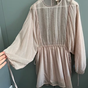 Klänning - Pastellrosa klänning med ett fint skimmer. Använd en gång 