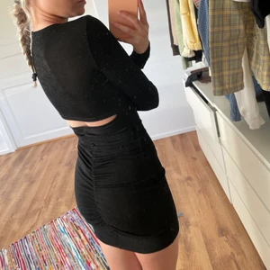 Klänning Gina  - Superfin klänning från Gina med söm i bak. Knappt använd. 