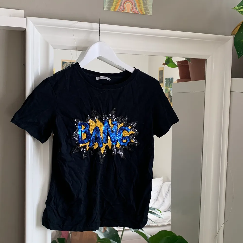 Super cool tröja💙 Paljetterna håller jättebra och helt hel utan fräckr🖤. T-shirts.