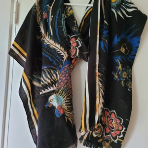River Islad sjal - Fin svart/flerfärgad stor halsduk/ sjal med liten franskant. Mått 90x200 mm. Som Ny! Fraktkostnad tillkommer.
