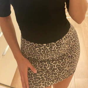 Kjol & tröja  - Säljer kjolen och tröjan, jätte fina plagg som inte kommer till användning hos mig, säljer kjolen för 40kr och tröjan för 100kr 