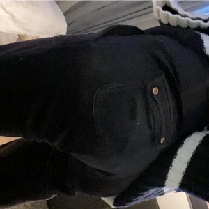 Juicy couture byxor - Ett par svarta mjukisbyxor så fina men kommer aldrig till användning längre!! Storlek S skriv för fler bilder.( lägger ut igen då oseriös köpare) ingen budgivning utan första dom vill köpa för de priset får köpa dom!!