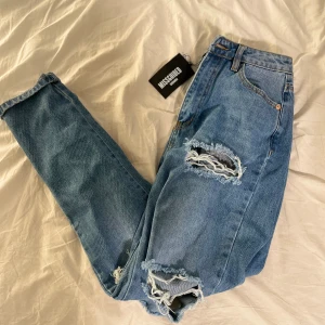 Mom jeans - Slitna mom jeans. Aldrig använda då dom inte passar mig
