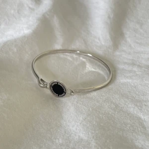 Armband från Marc Jacobs  - Säljer detta super fina armband då det aldrig kommer till användning då jag har ett likande, armbandet är bara använt runt två gånger och är i väldigt bra skick. Skriv för fler bilder. Köparen står för frakten😍❤️‍🔥💗💘