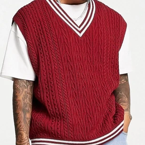 Rött stickat cricketlinne  - Ett jättefint stickat cricketlinne i oversize med vit kantrand😍 Den är väldigt skön och inte super tjock🥰 Använd 1 gång så den är i nyskick😋 säljer pga flytt🥰