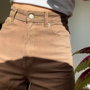 Bruna DrDenim jeans w25’ - Bruna jeans med skön stretch & passform. Dom är blåa från början men snyggt färgade bruna. Byxorna är små, W25’ med utsvängda ben. Personen på bilden är 167cm