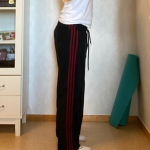 Baggy adidas sweatpants - Bra skick använd ganska få gånger. De sitter ganska bra på mig vid benen som är 162.