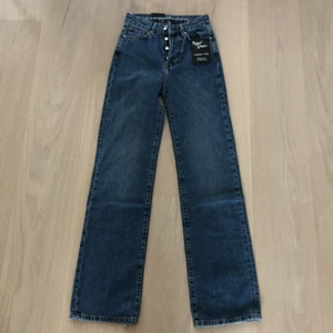 jeans - säljer mina super fina mörkblå bikbok jeans! verkligen fina men tyvör lite för små för mig! bud från 100!kan mötas i sthlm eller frakta, väljer den billigaste frakten!