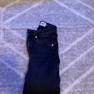 Svarta skinny jeans från lager - Ett par as snygga jeans från lager 157.. jätte bekväma och går att styla till allt ! High waisted och skinny jeans 
