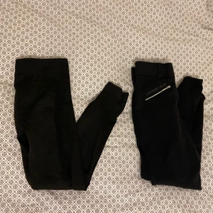 Ridbyxor  - Bild 2  Svarta tygridbyxor med helskoning som är använda en gång! De är från copperfield och är i storlek 160 men passar xs/xxs  70 kr + frakt 