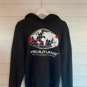 Helmut Lang Hoodie - En riktigt fet hoodie från Helmut Lang. Använd och lite solblekt på ena axeln men syns ej, nypris 3200:-. Fri frakt eller meetup i Gbg.