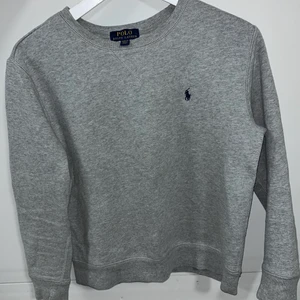 Ralph Lauren tröja - Grå Polo Ralph Lauren i storlek M (barnstorlek) eller storlek 10y-12y. Motsvarar ungefär XS eller XXS. 