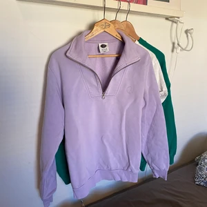 Polar tröja - Quarter-zip från polar i storlek S. Jag är 177. Bra skick, bara domdär fläckarna som sitter nertill där bak men jag tänker helt ärligt aldrig på dom. Jag fraktar bara och köpare betalar frakt om vi inte kommer överens om annat!