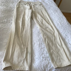 Beigea jeans - Raka beigea jeans från weekday! Supersnygga, tyvärr har dom blivit för små på mig😢 