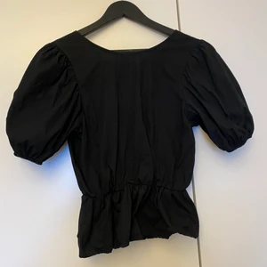 Nelly Trend st38. - Svart topp med öppen rygg och knytning från Nelly trend🌸💖 Perfekt till fest eller kalas! Priset är inklusive frakt!📦