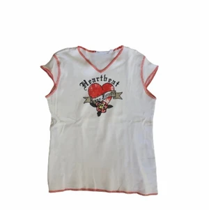 Vitt linne med röd söm❤️ - Säljer denna vita tröjan med ett hjärta på samt röd söm! Tyget är extremt mjukt och skönt🖤 skriv privat för frakt!