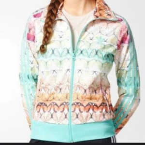  Adidas limited edition Borbofresh - Adidas tröja limited edition fanns bara ett fåtal men slut sålt överallt. Använd någon enstaka gång och tvättad och hängt i garderoben  så den är i ny skick. Stl 36  Nypris 898:-