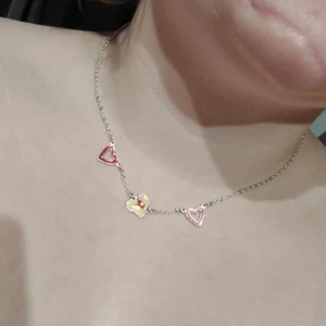 Två gulliga halsband - Två söta äldre halsband säljes! BILLIGT! 20 spänn för båda! 13kr frakt!