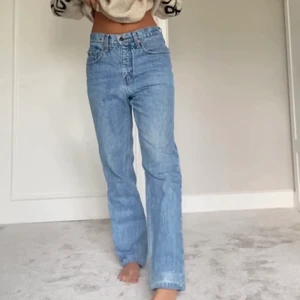 Vintage Levi’s jeans  - Säljer vidare ett par underbara vintage Levis som jag köpt här på plick! Passar allt mellan W24-W27 beroende på vilken passform man är ute efter. Innerbenslängden är ca 72 cm. Fint vintage-skick. Först till kvarn :) Första två bilderna är lånade av den förra säljaren <3