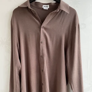 Skön skjorta från weekday - Brun avslappnad skjorta från weekday med otroligt skönt material. Aldrig använd, storlek M men relativt stor i storlek. Skick 10/10