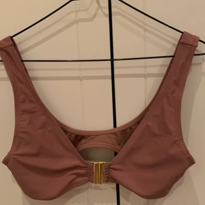 Bikinitopp från Nelly - En snygg, mörkrosa bikinitopp från nelly. Skit snygg till sommaren. Tyvärr blivit för liten. Knappt använd. Köparen står för frakt!