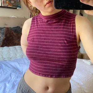 Crop top linne randigt Lila rosa - Går att vika ner kragen som jag visar i första bilden. :) frakt: 55kr. Köpt på beyond retro. 