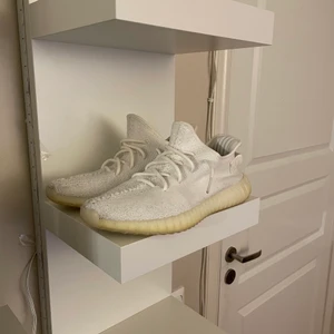 Yeezy 350 cream white  - Skolåda medföljer bra skick passar 43-45
