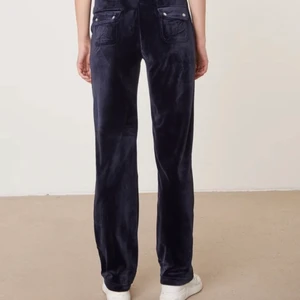 juicy couture  - säljer nu mina fina mörkblåa juicy byxor! Storlek S och väldigt fina skriv för bilder! Litet hål som jag har sytt men syns verkligen inte när man har på sig dom. 