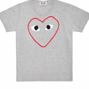 Comme des garcons T-shirt - Säljer denna fina cdg tröja. Använd några få gånger och ingen fläck eller tecken på användning! Köpte för ungefär 1000 kr och säljer för 700 men pris kan diskuteras❤️❤️KAN BYTA MOT BRA BUD