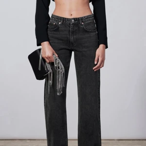 Zara jeans  - Säljer dem populära Mid Rise jeansen från zara. Säljer pågrund av att dem blivit för små och därför inte kommer till användning. Bra skick. Skriv för fler bilder. Vid stort intresse startar jag budgivning💗💗 (köparen står för frakten)