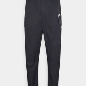 Nike cargopants - Storlek M. Använda enstaka gång. Köpta för 750kr. Första bilden är tagen från zalando.