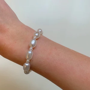 Pärlarmband  - Egengjort pärlarmband🤍 armbandet är 17cm+4cm men går självklart att pnska egen längd. Frakt: 13kr men vid köp av 3 armband så bjuder jag på frakten😁