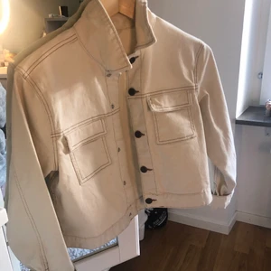 Beige jeans jacka från Lindex  - Säljer jättesnygg jeans jacka för att den inte kommer till användning längre. Är i barnstorlel 146/152 men passar mig som är en XS/S💗