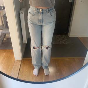 Slitna ljusa jeans från Gina, aldrig använda enbart provade, tjata vid låten och stora där nere. Storlek S