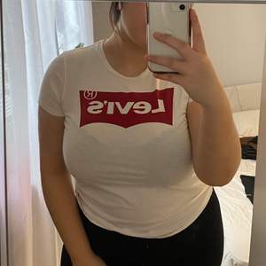 Klassisk t-shirt från Levi’s✨ Fint skick, storlek M💙