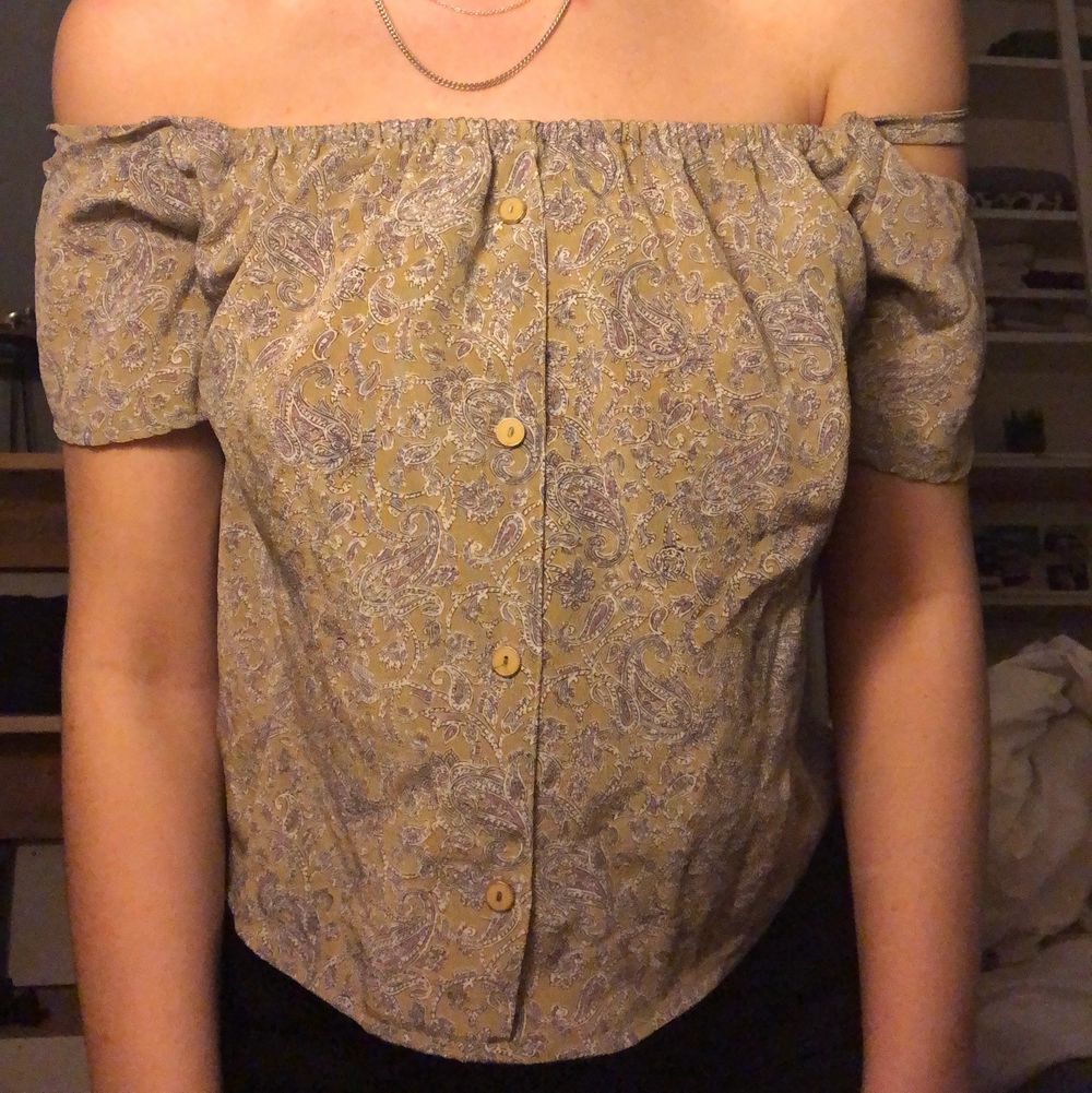 Blommig blus. Man kan lägga in axelbanden så att det blir en axelbandslös topp. Cottagecore vibes! . Blusar.