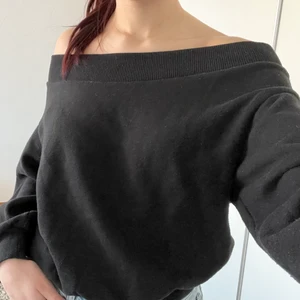Off shoulder tröja - En off shoulder tröja i mjukismaterial! Har använts fåtal gånger tidigare. Ingen retur. Alla plagg som säljs tvättas noga innan leverans! Det är bara att skriva om du har några frågor! <3