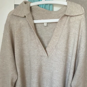 Beige v ringad tröja från hm - Jätte fin beige tröja från hm som inte kommer till användning längre, säljer för 150 + frakt💕