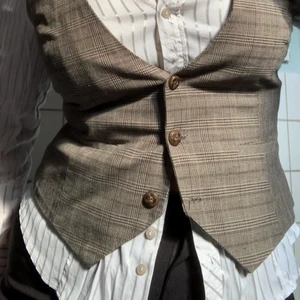 Kostymväst brun/grå - Så jääävla snygg väst fyndad secondhand men aldrig använd. S-L i storleken och perfekt för att ha med skjorta och kavaj OJ oj OJ. Vad snyggt. 🤎