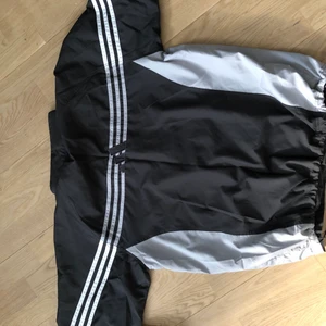 Adidas jacka oversize - Adidas jacka dress i storlek M men är som xl. Har byxor oxå. Ge bud