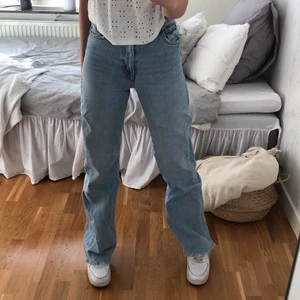 Zara jeans  - Blåa Zara jeans i storlek 34. Jag är 173,5 cm ish och de passar i längden på mig. Säljer då de blivit för små för mig. Köparen står för frakt!💓