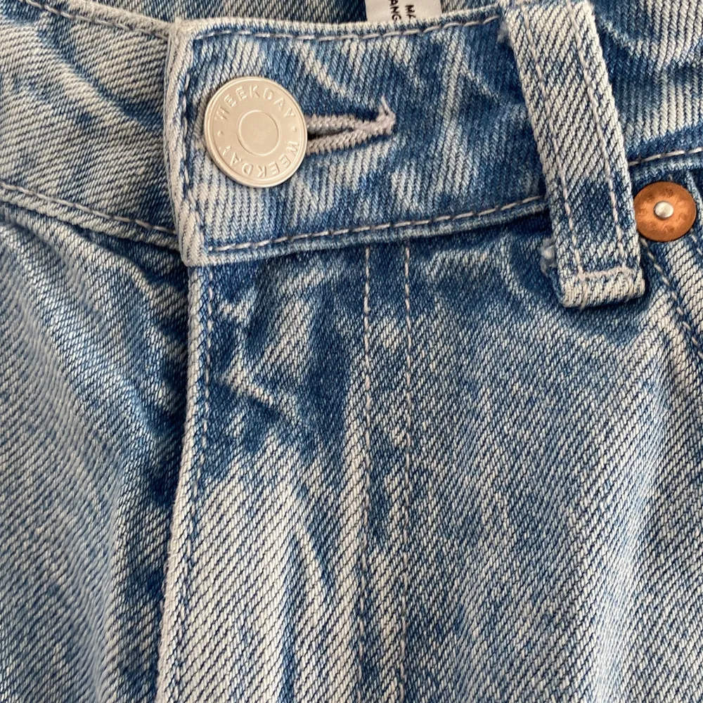 Säljer mina Weekday jeans i modellen Rowe i storleken W27 L32 som jag bara har använt ett fåtal gånger. Rowe Extra High Straight Jeans. Jeans & Byxor.