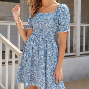 Blå blommig klänning🫐💙 - Blå fin somrig klänning i storlek M, men eftersom det är väldigt stretchigt material så kan den även passa S och L. Ärmarna är också stretchiga så du kan bestämma om du vill ha offshoulder eller med ärmar 💙💎 ifrån shein (helt slutsåld) kostat 199 kronor + lite rea