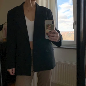 Svart kavaj - Den perfekta kavajen!! Säljer pga att den inte kommer till användning (jag är en storlek S på bilden för referens) 💞 köparen står för frakten men jag möter även upp i Lund💞 